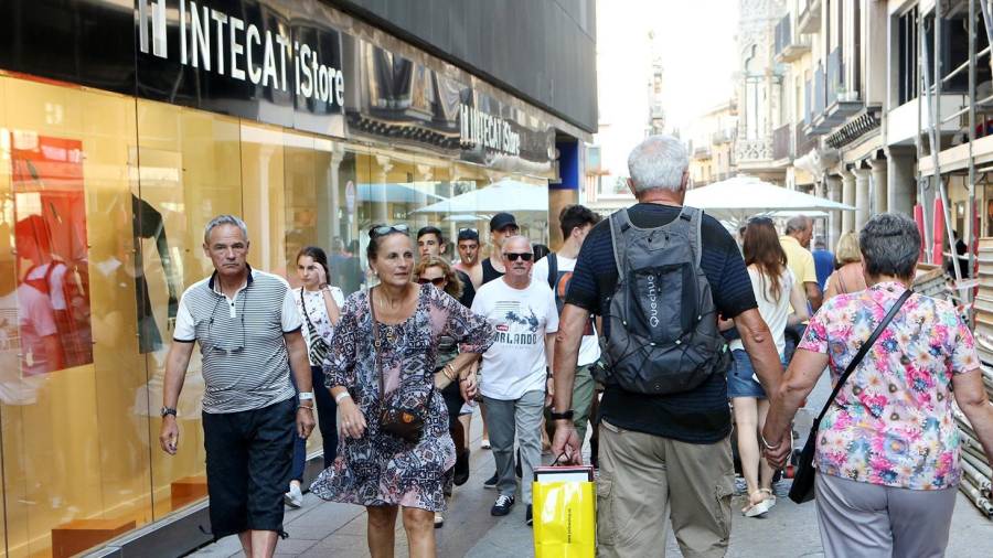 Turistes pel carrer Monterols, en una imatge dels darrers mesos. Foto: Alba mariné/ DT