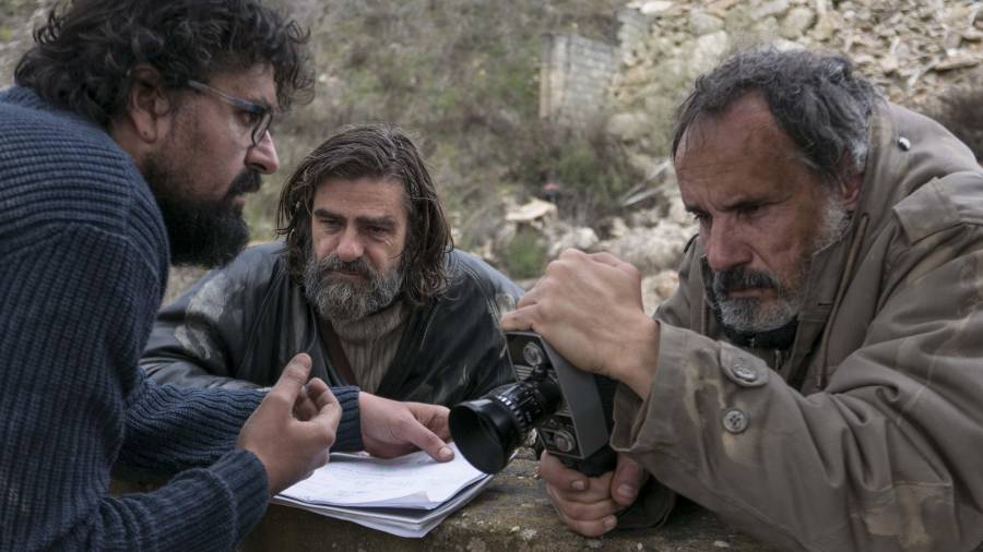 Jorge Acebo, a la izquieda, da instrucciones a los actores Gonzalo Cunill y Francesc Garrido durante el rodaje. Foto: cedida