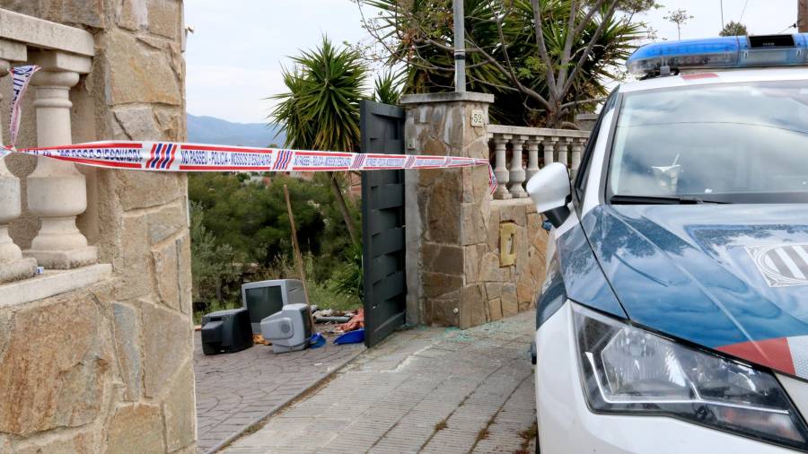 Mossos esta mañana de martes recopilando pruebas en el lugar de los hechos. FOTO: ACN