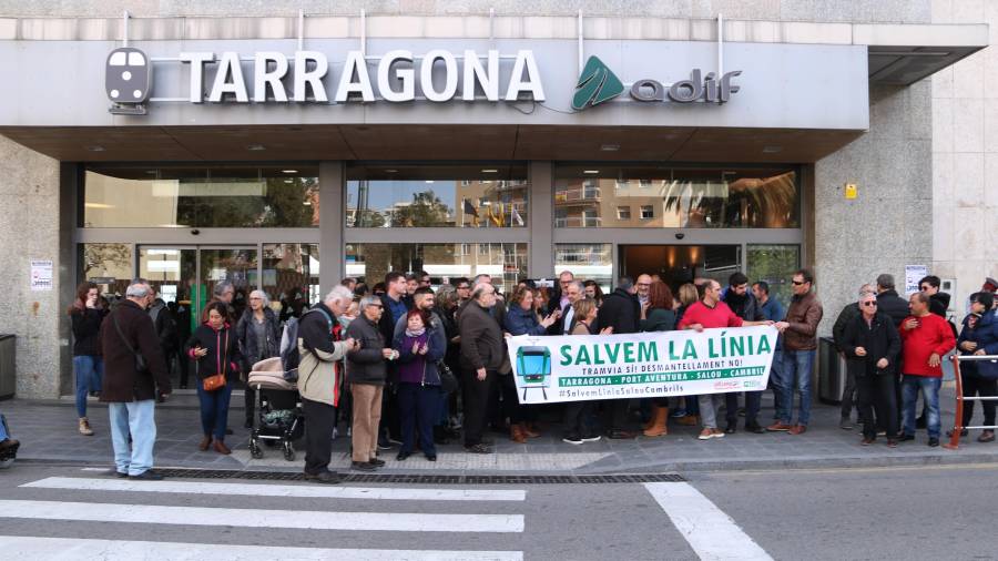 Manifestants que van participar en la protesta per denunciar el desmantellament de la via de la costa Salou- Cambrils davant de l'estació de Tarragona. Imatge del 14 de desembre del 2019. FOTO: ACN