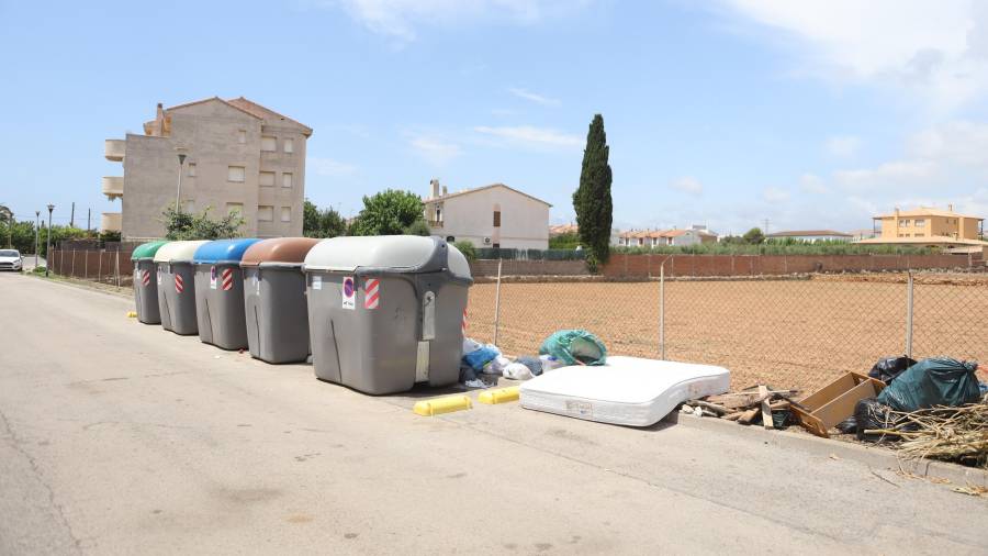 Los vecinos recolocan los contenedores porque consideran que en ese punto no es el mejor sitio. FOTO: Alba Mariné