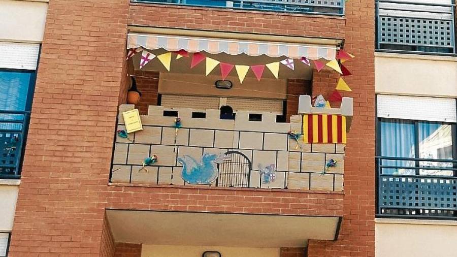 Balcons ambientats amb la llegenda de Sant Jordi a Tortosa, ahir. FOTO: Joan Revillas