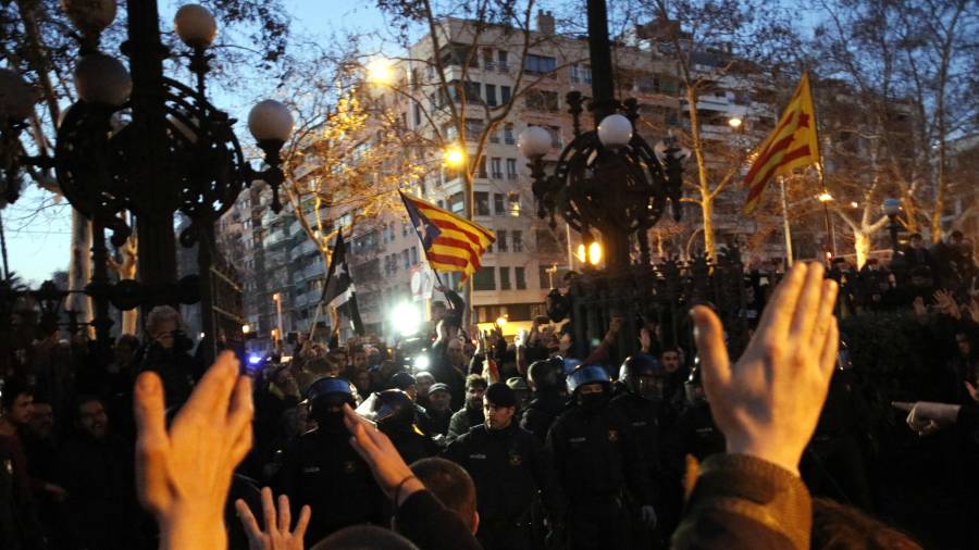 Imatge de manifestants encarant-se amb els mossos aquest 30 de gener de 2018 al Parc de la Ciutadella. FOTO: ACN