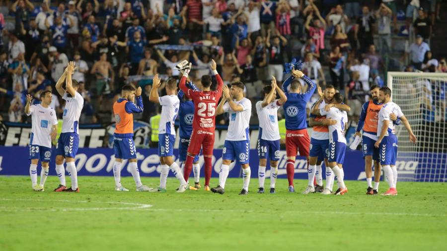 El Tenerife celebra la última victoria lograda en casa ante el Alcorcón. Foto: La Opinión