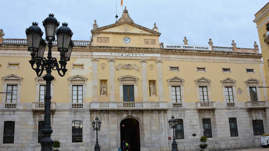Imagen de la fachada del Ayuntamiento de Tarragona con la pancarta. ACN