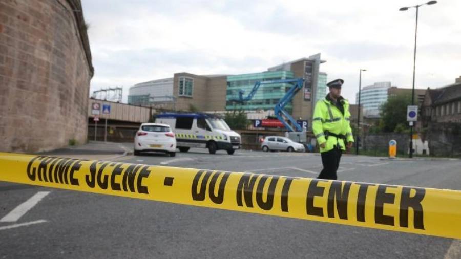 Policías permanecen cerca al estadio Manchester Arena tras las explosiones. Foto: EFE