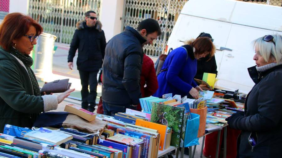la parada de venda de llibres de la Biblioteca Municipal Joan Martorell Coca de Roda de Berà.