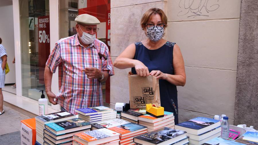Imagen de un cliente en la parada de la librería Gaudí en Reus. ACN