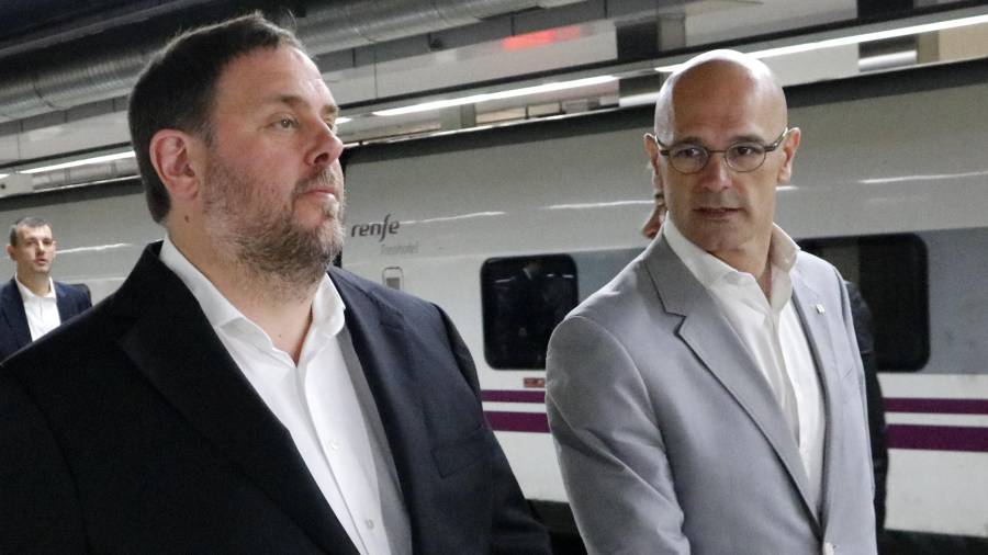 Primer plànol del vicepresident de la Generalitat, Oriol Junqueras, i el conseller d'Exteriors, Raül Romeva, pujant a l'AVE camí de Madrid