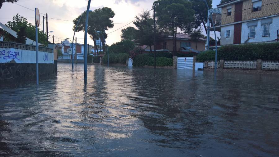La avenida Brisamer inundada. FOTO: Facebook Comarruga