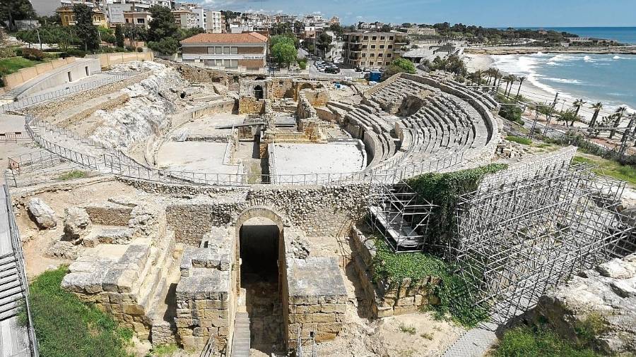 El estudio debe permitir quitar los andamios que hay en el monumento. FOTO: PERE FERRÉ