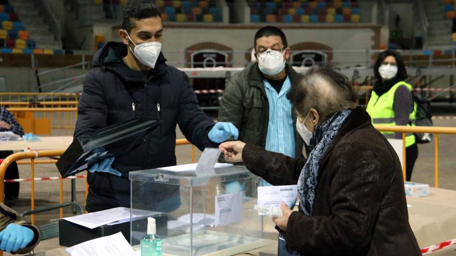 Imagen de una mujer votando en la TAP en Tarragona. ACN