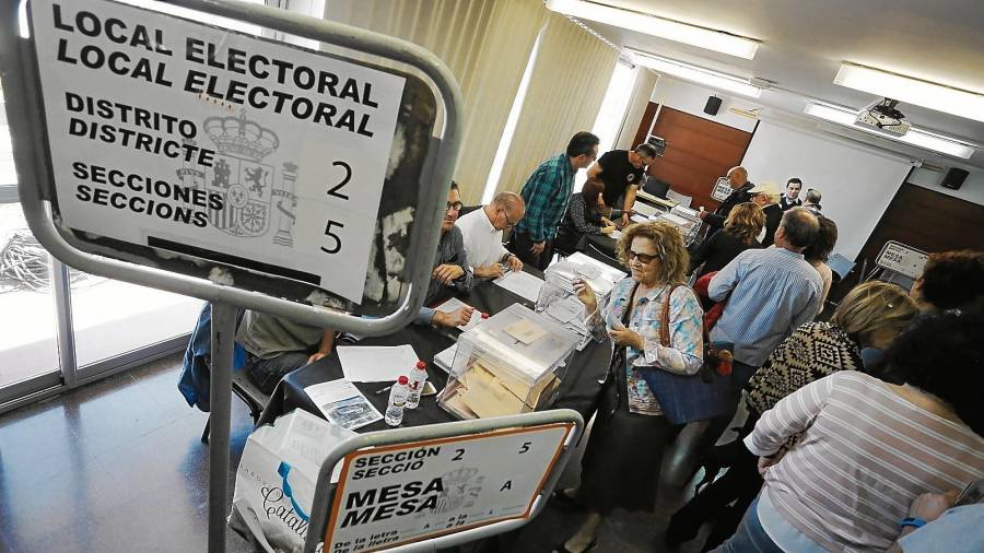 Votación en las pasadas elecciones generales del 28-A. Un mes después, los ciudadanos volverán a tener una cita con las urnas. Foto: Pere Ferré