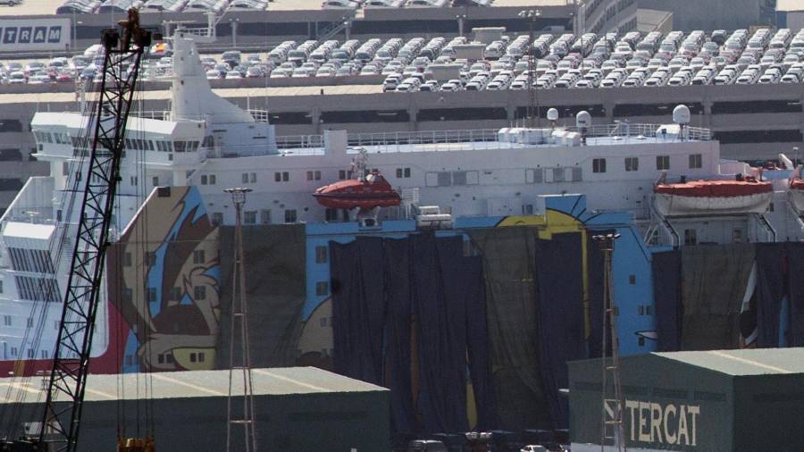 Detrás de la enorme lona aún se aprecia un trozo del dibujo de Piolín que decora el barco que aloja a los refuerzos policiales anti 1-O. Foto: efe