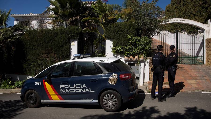 Dos miembros de la Policía Nacional custodian la vivienda de Estepona donde murió apuñalada una mujer de 58 años. FOTO: pérez/efe