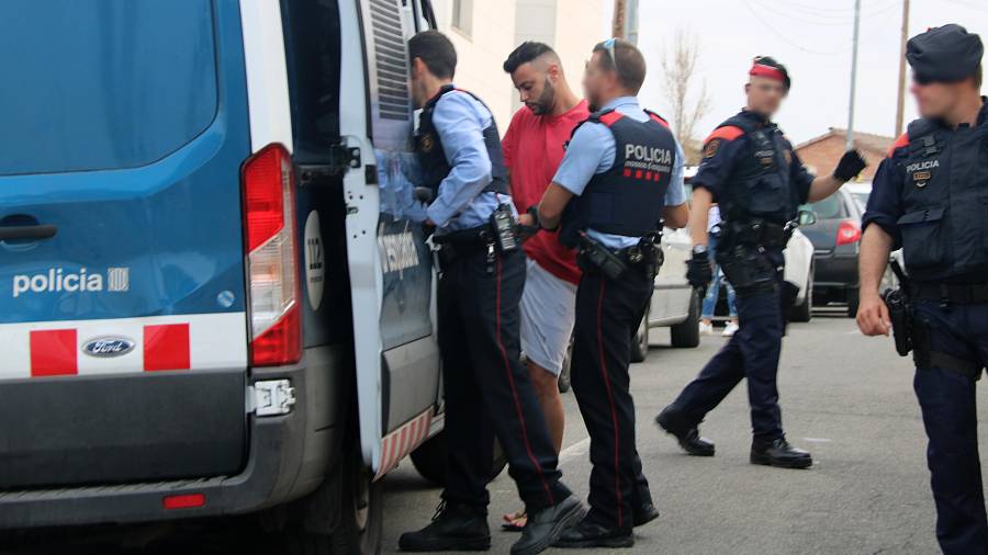 Momento en que Mossos d'Esquadra se llevan detido a un hombre de una casa en Segur de Calafell