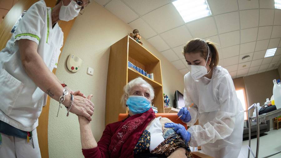 Una anciana recibe una vacuna en una residencia. FOTO: EFE