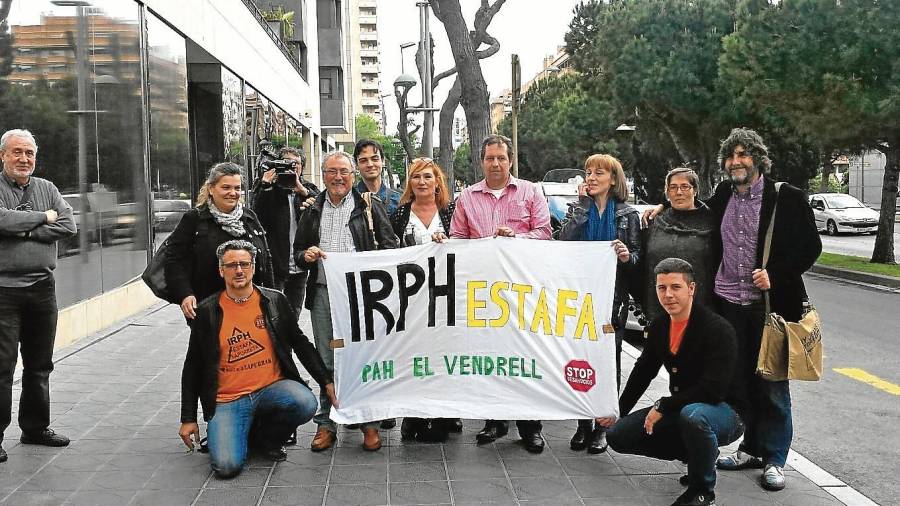Protesta de la PAH en Tarragona ante el juzgado por un caso de IRPH. Foto: DT