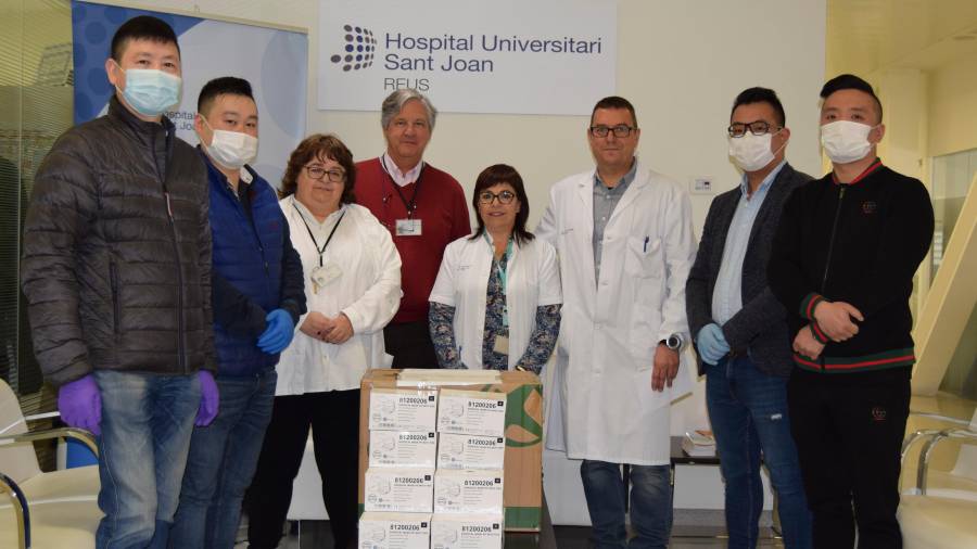La donación de las mascarillas al Hospital Sant Joan de Reus. FOTO: Cedida