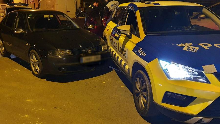 El Seat León negro fue interceptado en la calle Garrofers en la madrugada del lunes día 8. FOTO: Policía Local de Torredembarra