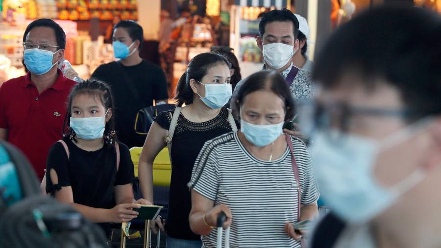 Los ciudadanos de China no salen de su casa sin mascarilla. Foto: EFE