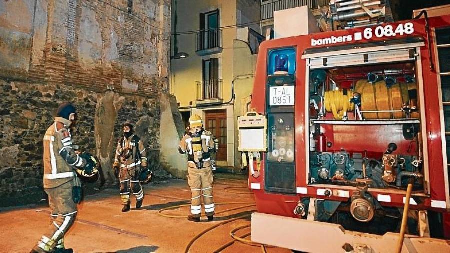 Los Bombers actuando en el incendio de la calle Sant Antoni de Reus. FOTO: A. G.