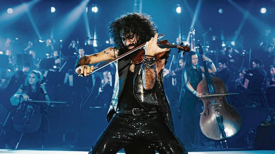 Ara Malikian, tocando el violín de rodillas como si fuera una estrella del rock. Está inmerso en la gira Royal Garage World Tour. FOTO: Aramalikian.com