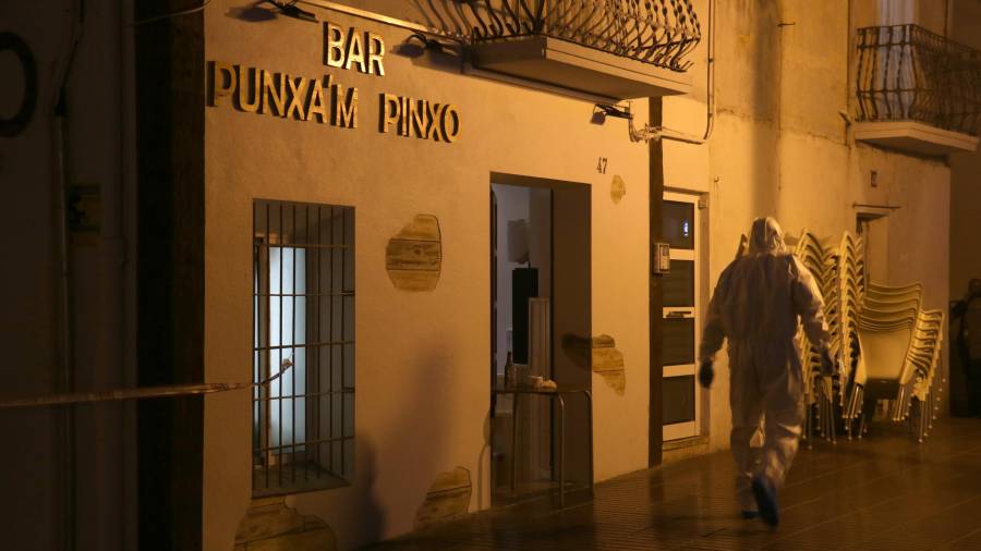El tiroteo se cometió enfrente de este bar de la calle Sant Isidre este jueves alrededor de las cinco de la tarde. FOTO: ACN