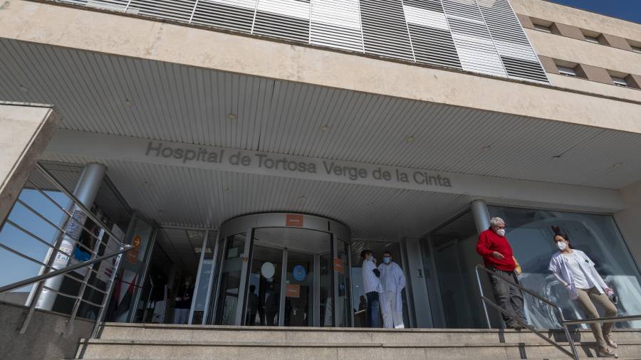 La dona està ingressada a l'Hospital Verge de la Cinca de Tortosa. Foto: Joan Revillas/DT
