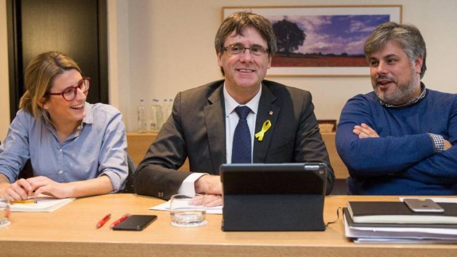 Elsa Artadi, Carles Puigdemont y el alcalde de Valls Albert Batet en una foto de archivo. FOTO: EFE