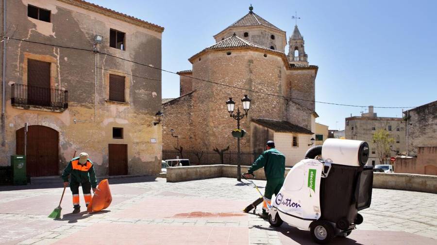 Dos operarios de la empresa Sorigue limpiando la plaza del Castell. FOTO: sorigue.com