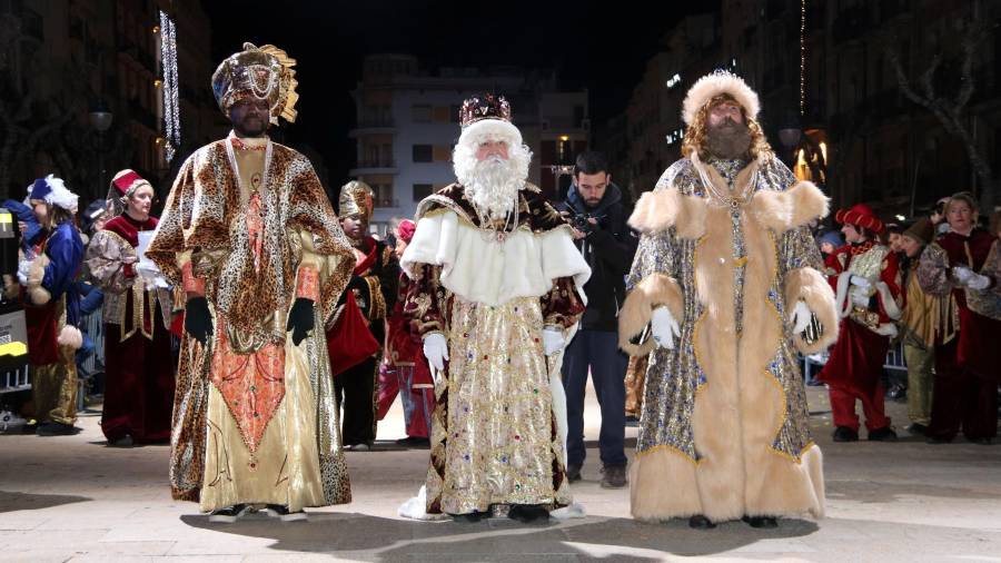 Imagen de Reyes Magos de Oriente en su llegada en la plaza de la Font, durante la cabalgata celebrada en la ciudad de Tarragona. ACN