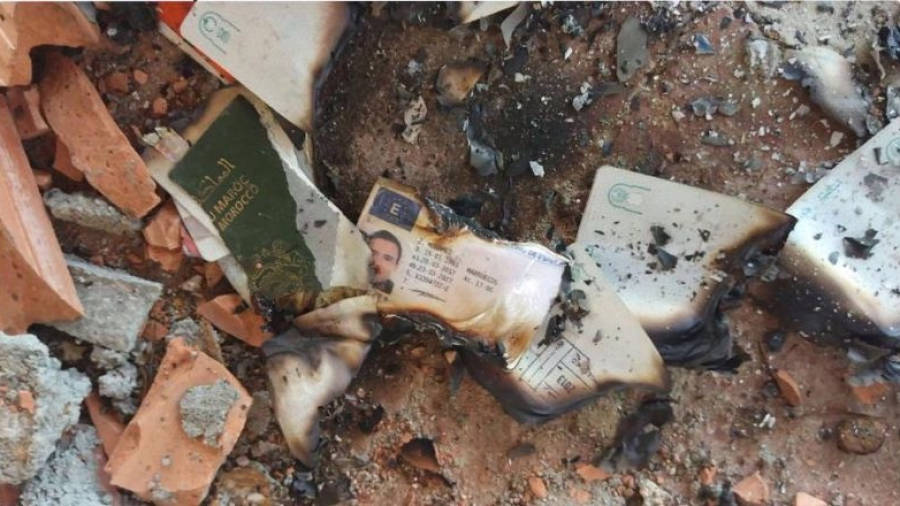 Pasaportes de terroristas y carnets de conducir quemados en una hoguera, en Riudecanyes. FOTO: DT