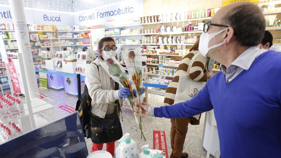 A la farmàcia Fermin Sanz de Tarragona regalaven roses als clients. FOTO: Peré Ferré