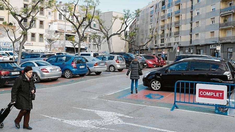 La actual zona azul de la Riera de Miró dará cabida al proyecto de viviendas Hispania. FOTO: Fabián Acidres