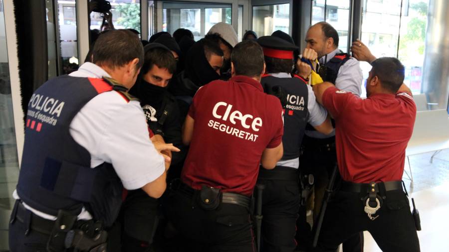 Imagen del momento en que los CDR han accedido a la delegación de la Generalitat. ACN
