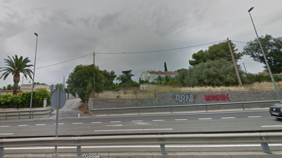 La nave asaltada se encuentra en la zona de Pou Boronat, al pie de la N-420 (carretera de Valls) de Tarragona.