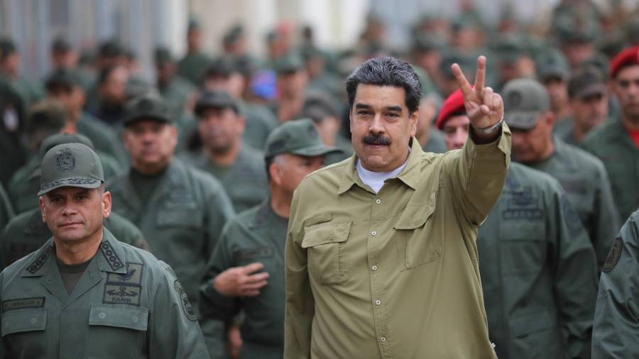 Nicolás Maduro, rodeado de militares este pasado miércoles en un acto en Caracas. FOTO: efe