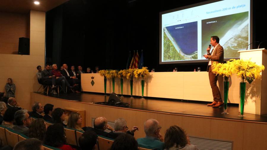 El tècnic de la Taula del Consens, Rafa Sánchez, damunt l'escenari durant la presentació del Pla Delta, el passat gener. Foto: ACN
