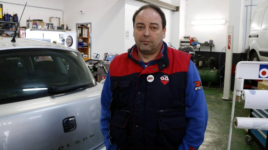 El mecánico Jordi Perelló en su taller de Reus. FOTO: ACN