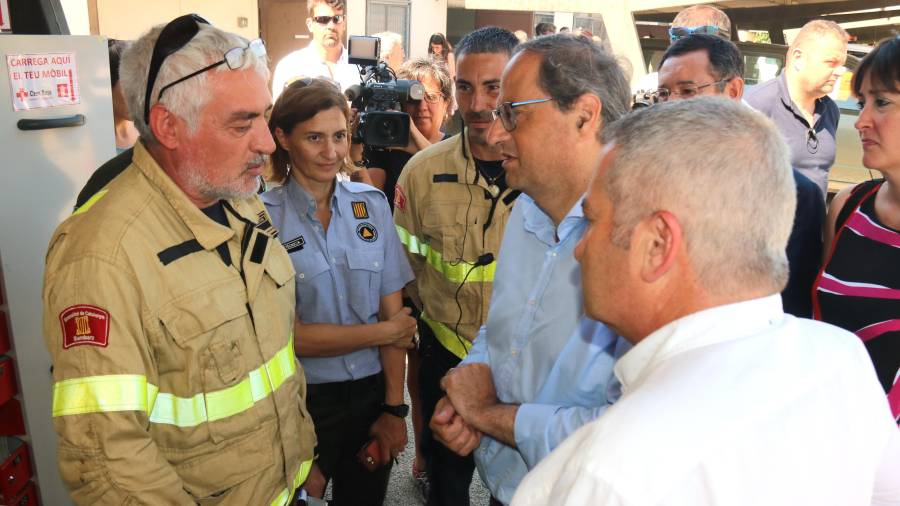 El president de la Generalitat, Quim Torra, amb el delegat del Govern a l'Ebre, Xavier Pallarés, i els comandaments de Bombers i Protecció Civil, a Vinebre. FOTO: ACN