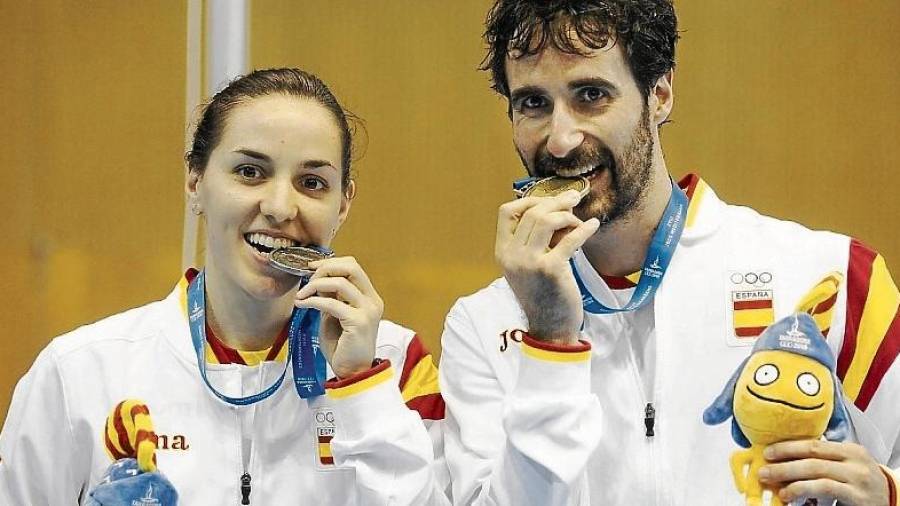 Beatriz Corrales y Pablo Abián posan con la medalla de plata y oro obtenidas ayer respectivamente en bádminton. FOTO: Pere Ferré