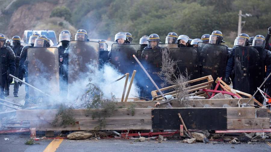 Los antidisturbios franceses han comenzado a desalojar en Le Perthus (Francia) a los manifestantes que bloquean el paso fronterizo de la autopista AP-7, la principal conexión por carretera entre Francia y España. EFE