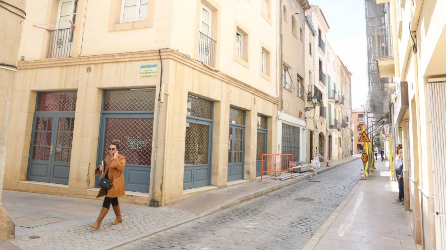 La calle Hospital, una de las vías principales de acceso al Barri Antic, tiene varios locales vacíos desde hace tiempo. FOTO: ALBA MARINÉ