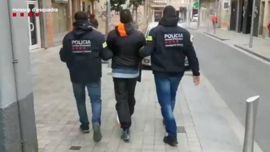 Moment de la detenció de l'home al carrer Avenir de Valls.