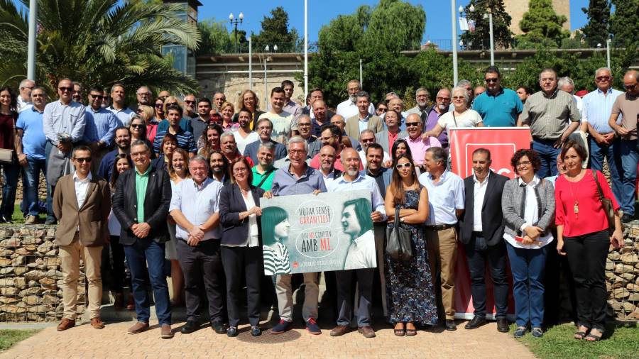 Pla general dels alcaldes, regidors i càrrecs electes del PSC del Camp de Tarragona fent-se una fotografia de família al parc de l'Amfiteatre. Foto: ACN
