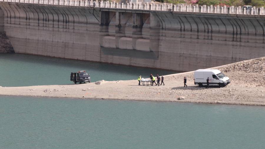 Vista general del operativo de búsqueda de un bañista que desapareció el viernes por la tarde en el Pantà de Siurana. FOTO: ACN.