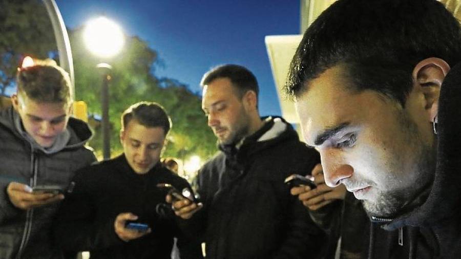 Un porcentaje alto de jóvenes está ‘enganchados’ a los smartphones. FOTO: pere ferré/dt