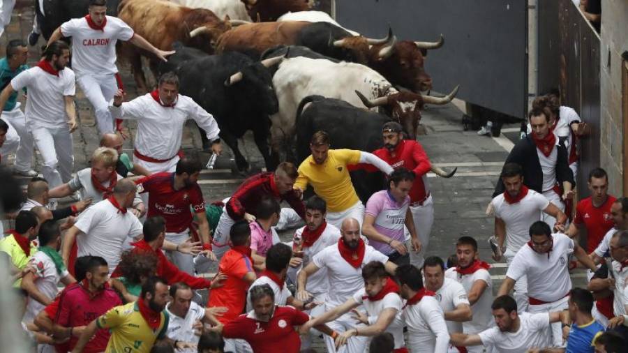 Los toros, a su paso por la calle Estafeta de Pamplona. Foto: EFE