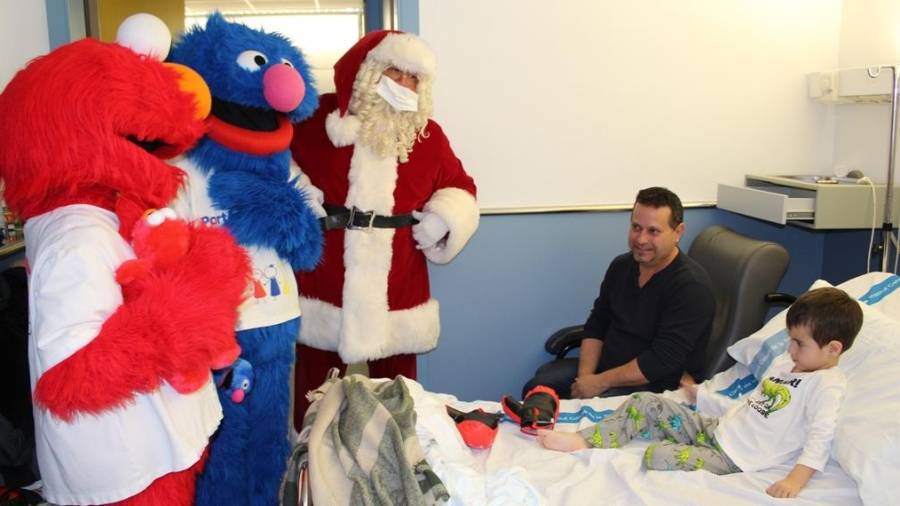 Coco, Elmo i el Pare Noel, a l’Hospital Joan XXIII. FOTO: Cedida